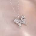 Elegante zilveren vlinderketting met glanzende zirkoonvleugels op roze satijnen stof - Vlinder Stijl (X3625)