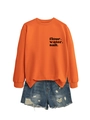 Detail von orangefarbenem Baumwoll-Sweatshirt mit Print und Distressed-Denim-Shorts - Orange (Schwarze Schrift)