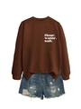 Detailansicht des weißen Textdrucks auf einem bequemen braunen Sweatshirt-Stoff - Kaffee (Weiße Schrift)