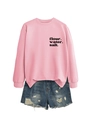 Detail eines rosa Baumwoll-Sweatshirts mit schwarzem Aufdruck und Denim-Shorts - Rosa (Schwarzer Druck)