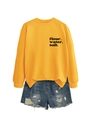 Detailansicht von gelbem Sweatshirt mit flour water salt Aufdruck und Denim Shorts - Gelb (Schwarze Schrift)