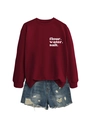 Burgunderrotes Sweatshirt mit weißem Aufdruck und Distressed-Denim-Shorts im Set - Weinrot (Weiße Schrift)