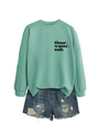 Detail von mintgrünem Sweatshirt mit Aufdruck und Distressed-Denim-Shorts für Damen - Hellgrün (Schwarzer Text)