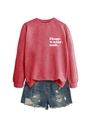 Detailansicht eines roten Sweatshirts mit weißem Textdruck und zerrissenen Denim-Shorts - Rot (Weiße Schrift)