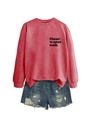 Detailansicht des flour water salt Aufdrucks auf dem weinroten Rundhals-Sweatshirt - Rot (Schwarze Schrift)