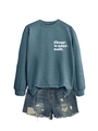 Detail eines blauen Sweatshirts mit Mehl-Wasser-Salz-Print und gerippten Bündchen - Blau (Weiße Schrift)