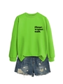 Detail von hellgrünem Sweatshirt mit Textdruck und blauen Used-Look Denim-Shorts im Set - Neongrün (Schwarze Schrift)
