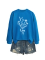 Détail du sweat bleu à col rond avec imprimé floral Oma et short en jean bleu déchiré - Bleu Lac (Motif Blanc)