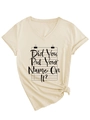 Dettaglio maglietta beige con scollo a V, stampa grafica e nodo laterale sull'orlo - S / Sabbia (Font Nero)