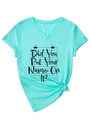 Dettaglio della t-shirt verde menta con scollo a V, stampa scritta e nodo laterale - S / Blu Acqua Profonda (Font Nero)