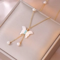 Collana dorata con ciondolo a farfalla in conchiglia bianca e perle eleganti - Collana Farfalla con Nappina