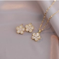 Elegante set collana e orecchini a fiore dorato con cristalli di zirconia a forma di pera - Set di Collana e Orecchini a Fiore (X1691)