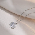 Elegante collana a trifoglio in argento con zirconi su tessuto di seta - Collana con Trifoglio