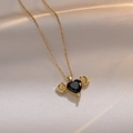 Elegante collar de corazón y alas de ángel dorado con circón negro en satén champán - Collar de ángel de corazón de oro