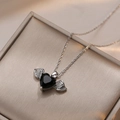 Elegante herzförmige Halskette mit schwarzem Edelstein und Engelsflügeln in einer Box - Stahl Schwarz Herz