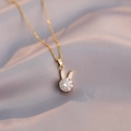 Elegante collana dorata a forma di coniglio con zirconi e smalto su seta viola - Collana Coniglio Rotante (X1423) / Oro