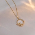 Collana dorata a doppio cerchio con pendente a coniglio, zirconi e finitura in madreperla - Collana Coniglio in Zirconia (X1725)