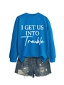 Detail von blauem Sweatshirt mit weißem Text und Distressed-Denim-Shorts im Set - Seeblaues Sweatshirt (Weiße Schrift)