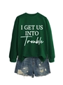 Detail von dunkelgrünem Sweatshirt mit Aufdruck und zerrissenen Jeansshorts für Damen - Dunkelgrünes Sweatshirt (Weiße Schrift)