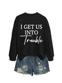 Detailansicht des schwarzen Sweatshirts mit weißem Aufdruck I GET US INTO TROUBLE - Schwarzes Sweatshirt (Weiße Schrift)