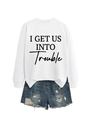 Flachbild von weißem Baumwoll-Sweatshirt mit schwarzem Aufdruck und blauen Denim-Shorts im Set - Weißes Sweatshirt (Schwarze Schrift)