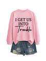Detailansicht von rosa 'I GET US INTO Trouble' Sweatshirt und destroyed Denim-Shorts - Rosa Sweatshirt (Schwarze Schrift)