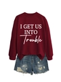 Flachbild eines weinroten Sweatshirts mit blauen destroyed Denim-Shorts auf weißem Hintergrund - Weinrotes Sweatshirt (Weiße Schrift)