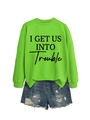 Neon-grünes Sweatshirt mit I GET US INTO TROUBLE Print und zerrissenen Denim-Shorts - Leuchtgrünes Sweatshirt (Schwarze Schrift)