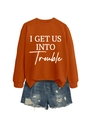 Flachbild von orangefarbenem Sweatshirt mit Textaufdruck und blauen Denim-Shorts - Gebranntes Orange (Weiße Schrift)