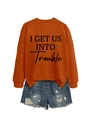 Flachbild von einem orangefarbenen Sweatshirt mit Text und zerrissenen Denim-Shorts - Gebranntes Orange (Schwarze Schrift)