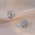 Vue macro détaillée de boucles d'oreilles fleurs en zircon sur tissu de soie champagne - Boucles d'oreilles / E306 Boucles d'Oreilles en Zircone Blanche