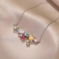 Collar de plata brillante con circonitas de colores sobre fondo de seda color champán - X0712 Acero Multicolor