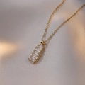 Minimalistische gouden ketting met rechthoekige hanger en vijf heldere zirkonen - Zirconia Ketting (X1746)
