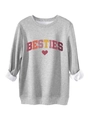 Detail eines grauen Sweatshirts mit dickem Fleece-Futter am Ärmel und BESTIES-Logo - S / Hellgrau