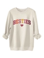 Detailansicht des BESTIES-Buchstabendrucks und des roten Herzens auf beige Sweatshirt - S / Sandfarben