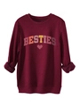 Makro-Detail von weinrotem Sweatshirt mit BESTIES-Regenbogendruck und Rippbündchen - S / Burgunderrot