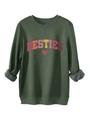 Detail eines dunkelgrünen Sweatshirts mit warmem Fleecefutter und BESTIES Herz-Aufdruck - S / Armeegrün