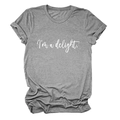 Dettaglio maglietta grigia con stampa I'm a delight bianca e polsini arrotolati - S / Grigio Scuro (Font Bianco)