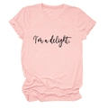 Gros plan détaillé sur l'imprimé cursif d'un t-shirt rose pâle en coton doux - Rose (Imprimé Noir)