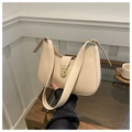 Detalle de bolso de hombro beige con cierre de giro dorado y textura de piel lisa - Caqui