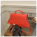 Dettaglio della borsa rossa a forma di pipistrello in pelle PU opaca con contorni di ali - Rosso