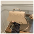 Détail du sac à main beige en forme d'ailes de chauve-souris avec design unique en cuir PU - Kaki