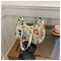 Dettaglio della borsa hobo a mezzaluna in tessuto floreale con cerniera e manico - Floreale Chiaro Fresco (Jacquard)