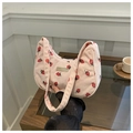 Dettaglio borsa a mezzaluna in velluto rosa con ricamo di fragole e cerniera - Fragola Rosa (Velluto a Coste)
