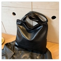 Detalle de la textura de cuero PU negro y estructura suave del bolso tote grande - Negro