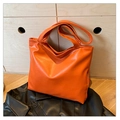 Detalle del bolso tote de cuero PU naranja con textura fina y cierre de cremallera - Naranja