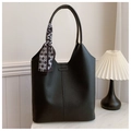 Nahaufnahme der schwarzen Leder-Tasche mit FASHION-Schnalle und kariertem Seidenschal - Schwarz