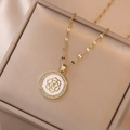 Elegante collana con camelia dorata, petali bianchi e zirconi in una scatola per gioielli - Set Collana Camelia Oro