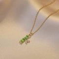 Elegante collana in titanio dorato con ciondolo a bamboo verde e pietre di zircone - Stile Bambù Smeraldo Oro (X1903)
