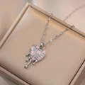 Collana con ciondolo a cuore a scacchi rosa in zircone e dettaglio goccia di metallo fluido - Collana Con Pendente a Cuore a Scacchi Rosa Fondente